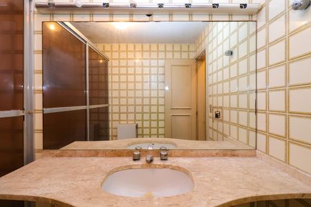 Apartamento à venda com 208m², 4 quartos e 2 vagas Apartamento à venda com 208m², 4 quartos e 2 vagasBanheiro da Suíte