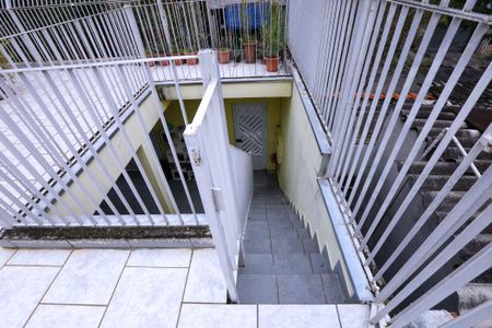 Casa para alugar com 230m², 3 quartos e 2 vagas Casa para alugar com 230m², 3 quartos e 2 vagasEscada