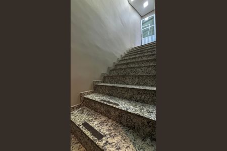 Apartamento à venda com 76m², 2 quartos e 1 vaga Apartamento à venda com 76m², 2 quartos e 1 vagaEscada
