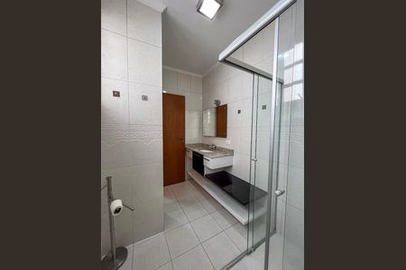 Casa de condomínio para alugar com 232m², 3 quartos e 3 vagas Casa de condomínio para alugar com 232m², 3 quartos e 3 vagasBanheiro da Suíte