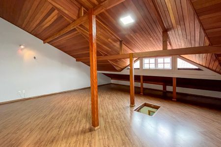 Casa de condomínio para alugar com 232m², 3 quartos e 3 vagas Casa de condomínio para alugar com 232m², 3 quartos e 3 vagasSótão