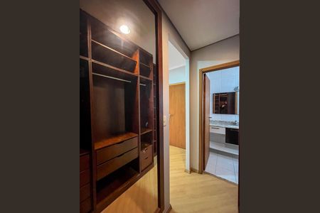 Casa de condomínio para alugar com 232m², 3 quartos e 3 vagas Casa de condomínio para alugar com 232m², 3 quartos e 3 vagasCloset