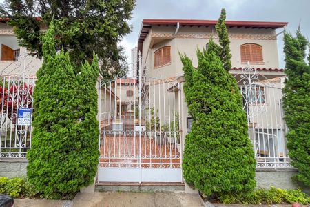 Casa de condomínio para alugar com 232m², 3 quartos e 3 vagas Casa de condomínio para alugar com 232m², 3 quartos e 3 vagasFachada