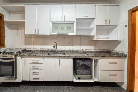 Casa de condomínio para alugar com 232m², 3 quartos e 3 vagas Casa de condomínio para alugar com 232m², 3 quartos e 3 vagasCozinha - Armários