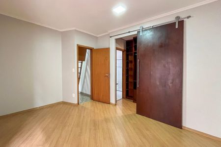 Casa de condomínio para alugar com 232m², 3 quartos e 3 vagas Casa de condomínio para alugar com 232m², 3 quartos e 3 vagasSuite
