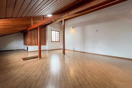 Casa de condomínio para alugar com 232m², 3 quartos e 3 vagas Casa de condomínio para alugar com 232m², 3 quartos e 3 vagasSótão