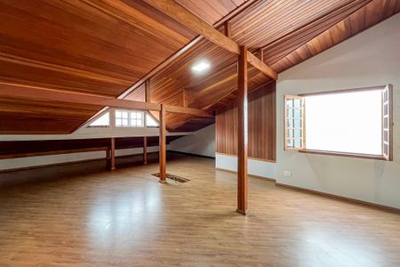 Casa de condomínio para alugar com 232m², 3 quartos e 3 vagas Casa de condomínio para alugar com 232m², 3 quartos e 3 vagasSótão