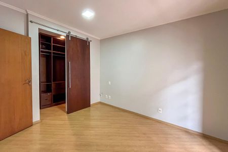 Casa de condomínio para alugar com 232m², 3 quartos e 3 vagas Casa de condomínio para alugar com 232m², 3 quartos e 3 vagasSuite