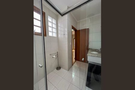 Casa de condomínio para alugar com 232m², 3 quartos e 3 vagas Casa de condomínio para alugar com 232m², 3 quartos e 3 vagasBanheiro da Suíte