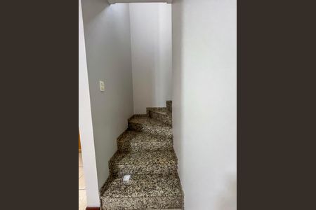 Casa de condomínio para alugar com 232m², 3 quartos e 3 vagas Casa de condomínio para alugar com 232m², 3 quartos e 3 vagasEscada