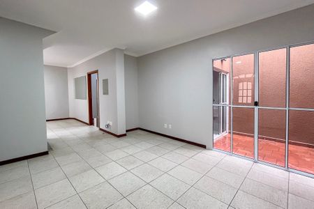 Sala de casa de condomínio para alugar com 3 quartos, 232m² em Sacoma, São Paulo