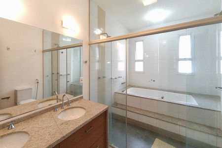 Casa de condomínio para alugar com 300m², 3 quartos e 4 vagas Casa de condomínio para alugar com 300m², 3 quartos e 4 vagasBanheiro Suíte