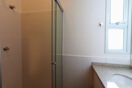 Casa de condomínio para alugar com 300m², 3 quartos e 4 vagas Casa de condomínio para alugar com 300m², 3 quartos e 4 vagasBanheiro Suíte 2