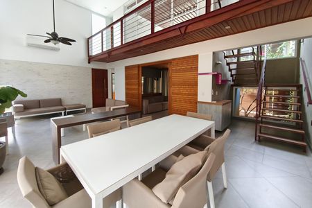 Casa de condomínio para alugar com 300m², 3 quartos e 4 vagas Casa de condomínio para alugar com 300m², 3 quartos e 4 vagasSala