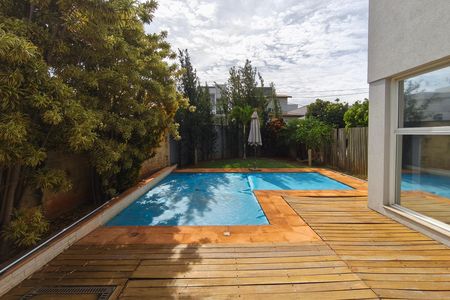 Casa de condomínio para alugar com 300m², 3 quartos e 4 vagas Casa de condomínio para alugar com 300m², 3 quartos e 4 vagasQuintal - Piscina
