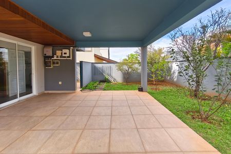 Casa de condomínio para alugar com 300m², 3 quartos e 4 vagas Casa de condomínio para alugar com 300m², 3 quartos e 4 vagasQuintal - Jardim