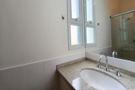 Casa de condomínio para alugar com 300m², 3 quartos e 4 vagas Casa de condomínio para alugar com 300m², 3 quartos e 4 vagasBanheiro Suíte 2