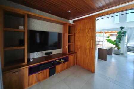 Casa de condomínio para alugar com 300m², 3 quartos e 4 vagas Casa de condomínio para alugar com 300m², 3 quartos e 4 vagasSala de TV