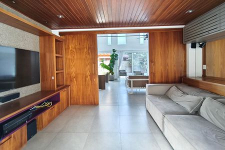 Casa de condomínio para alugar com 300m², 3 quartos e 4 vagas Casa de condomínio para alugar com 300m², 3 quartos e 4 vagasSala de TV
