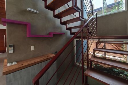 Casa de condomínio para alugar com 300m², 3 quartos e 4 vagas Casa de condomínio para alugar com 300m², 3 quartos e 4 vagasEscada - Quartos