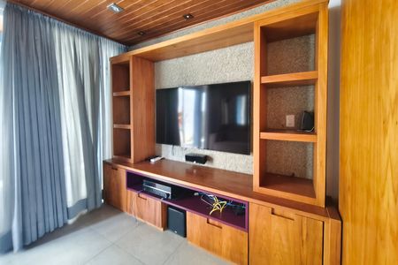 Casa de condomínio para alugar com 300m², 3 quartos e 4 vagas Casa de condomínio para alugar com 300m², 3 quartos e 4 vagasSala de TV
