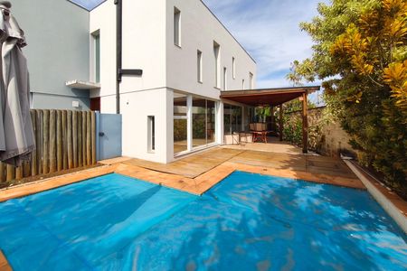 Casa de condomínio para alugar com 300m², 3 quartos e 4 vagas Casa de condomínio para alugar com 300m², 3 quartos e 4 vagasQuintal - Piscina
