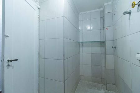 Banheiro e área de serviço de kitnet/studio para alugar com 0 quarto, 32m² em Sé, São Paulo
