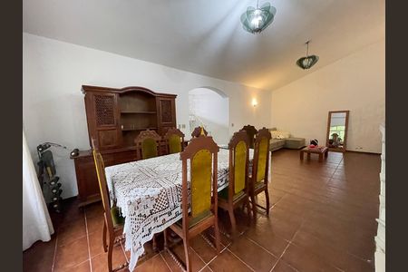 Casa à venda com 917m², 3 quartos e 6 vagas Casa à venda com 917m², 3 quartos e 6 vagasSala de Estar