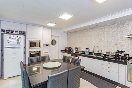 Casa para alugar com 320m², 3 quartos e 3 vagas Casa para alugar com 320m², 3 quartos e 3 vagasCozinha