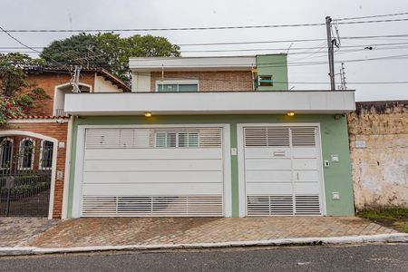 Casa para alugar com 320m², 3 quartos e 3 vagas Casa para alugar com 320m², 3 quartos e 3 vagasFachada
