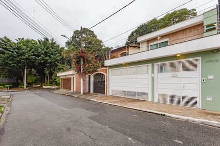 Casa para alugar com 320m², 3 quartos e 3 vagas Casa para alugar com 320m², 3 quartos e 3 vagasFachada