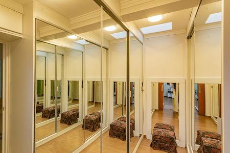 Casa para alugar com 320m², 3 quartos e 3 vagas Casa para alugar com 320m², 3 quartos e 3 vagasCloset da suíte 1
