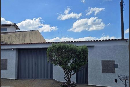 Casa à venda com 234m², 3 quartos e 4 vagas Casa à venda com 234m², 3 quartos e 4 vagasFachada