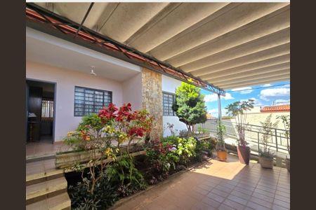 Casa à venda com 234m², 3 quartos e 4 vagas Casa à venda com 234m², 3 quartos e 4 vagasÁrea Externa