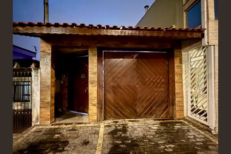 Casa à venda com 125m², 2 quartos e 2 vagas Casa à venda com 125m², 2 quartos e 2 vagasFachada