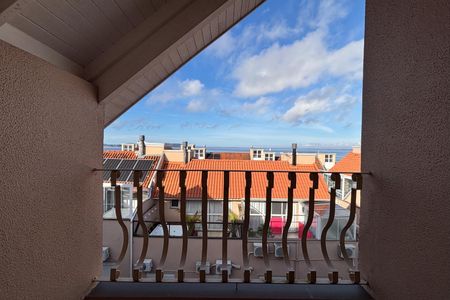 Casa de condomínio à venda com 240m², 3 quartos e 3 vagas Casa de condomínio à venda com 240m², 3 quartos e 3 vagasVaranda