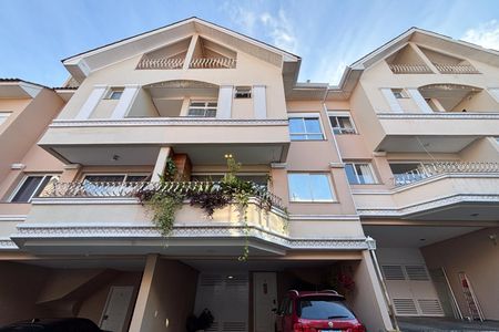 Casa de condomínio à venda com 240m², 3 quartos e 3 vagas Casa de condomínio à venda com 240m², 3 quartos e 3 vagasFachada
