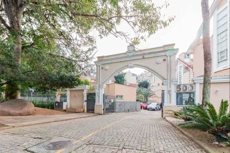 Casa de condomínio à venda com 240m², 3 quartos e 3 vagas Casa de condomínio à venda com 240m², 3 quartos e 3 vagasFachada