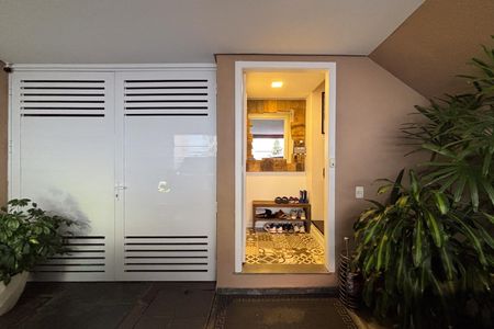 Casa de condomínio à venda com 240m², 3 quartos e 3 vagas Casa de condomínio à venda com 240m², 3 quartos e 3 vagasEntrada