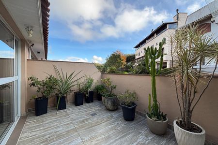 Casa de condomínio à venda com 240m², 3 quartos e 3 vagas Casa de condomínio à venda com 240m², 3 quartos e 3 vagasTerraço