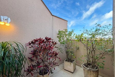 Casa de condomínio à venda com 240m², 3 quartos e 3 vagas Casa de condomínio à venda com 240m², 3 quartos e 3 vagasVaranda