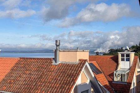 Casa de condomínio à venda com 240m², 3 quartos e 3 vagas Casa de condomínio à venda com 240m², 3 quartos e 3 vagasVaranda