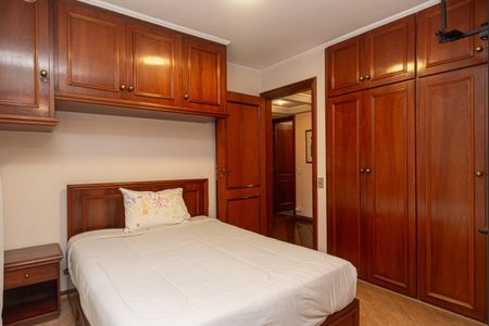 Apartamento à venda com 220m², 3 quartos e 3 vagas Apartamento à venda com 220m², 3 quartos e 3 vagasSuíte 2