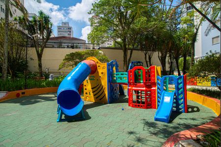 Apartamento à venda com 220m², 3 quartos e 3 vagas Apartamento à venda com 220m², 3 quartos e 3 vagasÁrea comum - Playground