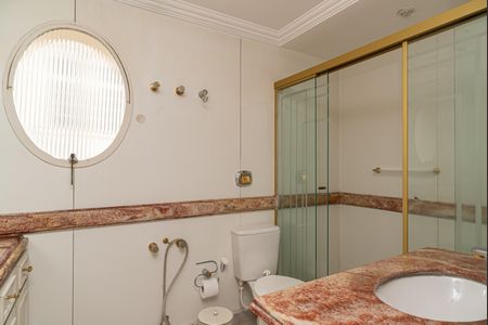 Apartamento à venda com 220m², 3 quartos e 3 vagas Apartamento à venda com 220m², 3 quartos e 3 vagasBanheiro da Suíte 1