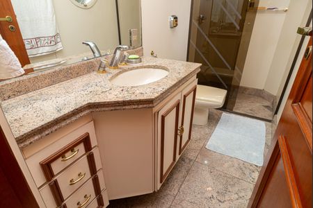 Apartamento à venda com 220m², 3 quartos e 3 vagas Apartamento à venda com 220m², 3 quartos e 3 vagasBanheiro da Suíte 2