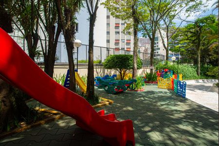 Apartamento à venda com 220m², 3 quartos e 3 vagas Apartamento à venda com 220m², 3 quartos e 3 vagasÁrea comum - Playground