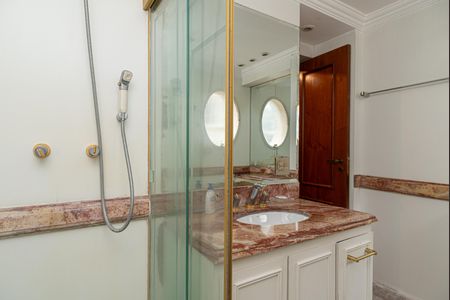 Apartamento à venda com 220m², 3 quartos e 3 vagas Apartamento à venda com 220m², 3 quartos e 3 vagasBanheiro da Suíte 1