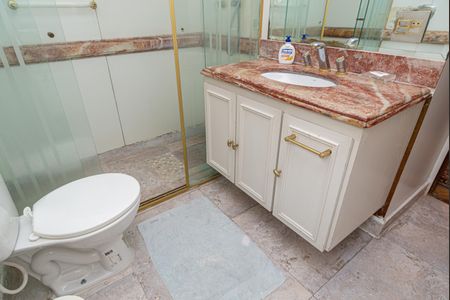 Apartamento à venda com 220m², 3 quartos e 3 vagas Apartamento à venda com 220m², 3 quartos e 3 vagasBanheiro da Suíte 1