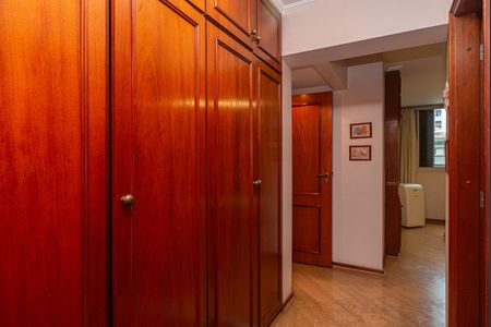 Apartamento à venda com 220m², 3 quartos e 3 vagas Apartamento à venda com 220m², 3 quartos e 3 vagasSuíte 1 - Closet